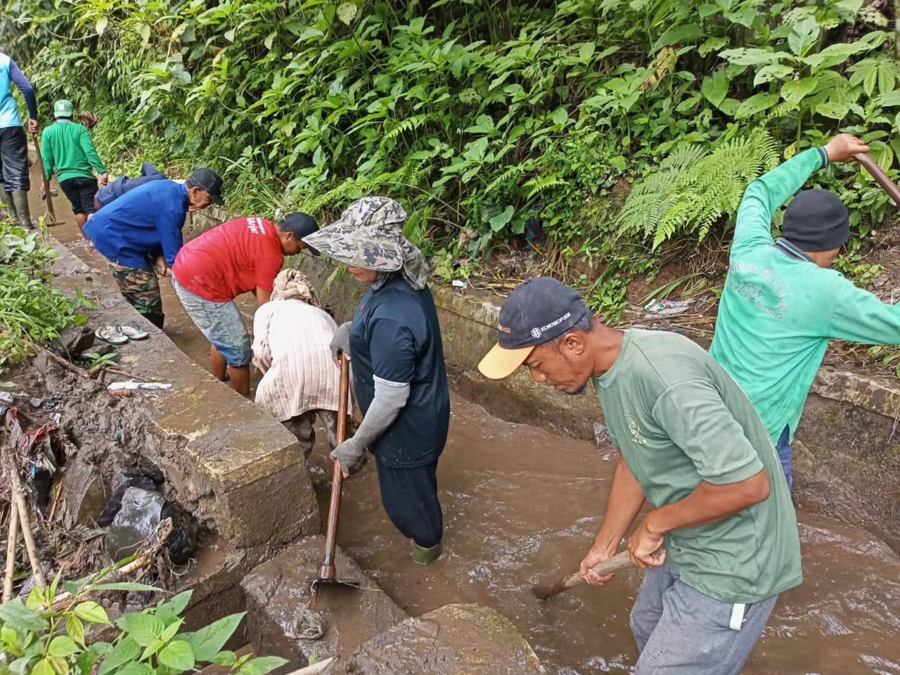 Warga Padang Panjang Timur, saat goro saluran irigasi sawah.